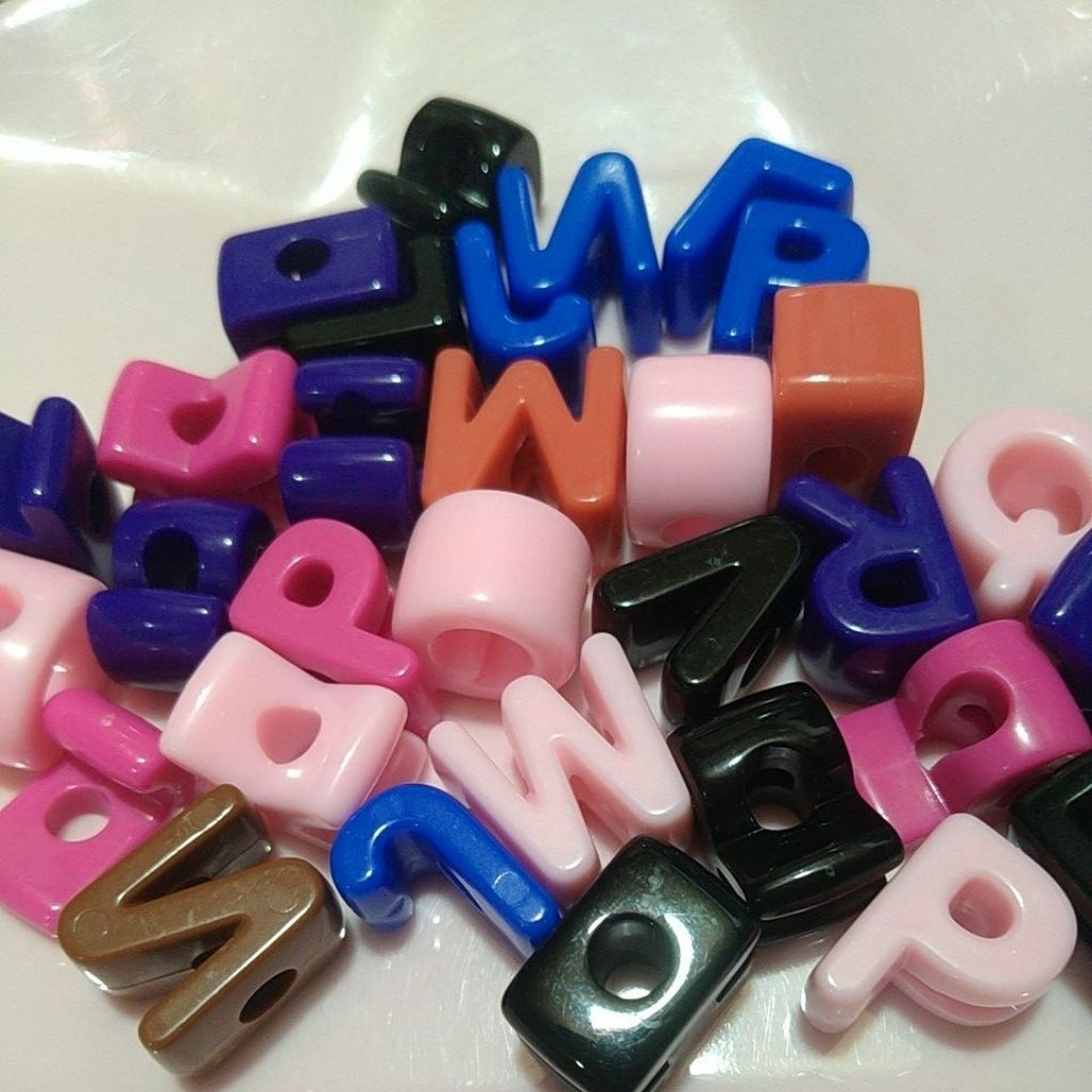 manik huruf besar lubang besar