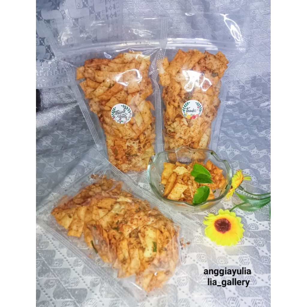 

Keripik pangsit kriuk pedas daun jeruk premium