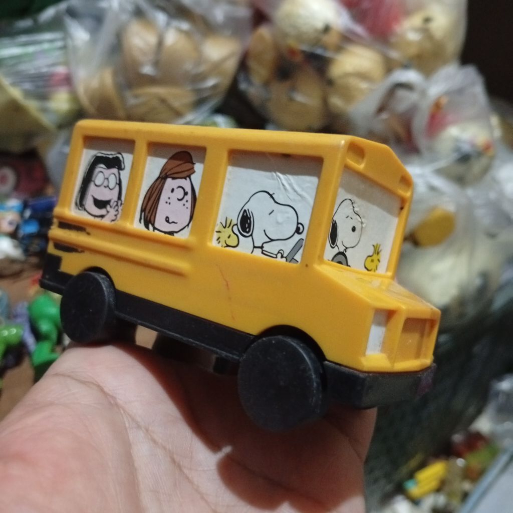 kfc toys chaki meal peanuts snoopy yellow bus coin bank