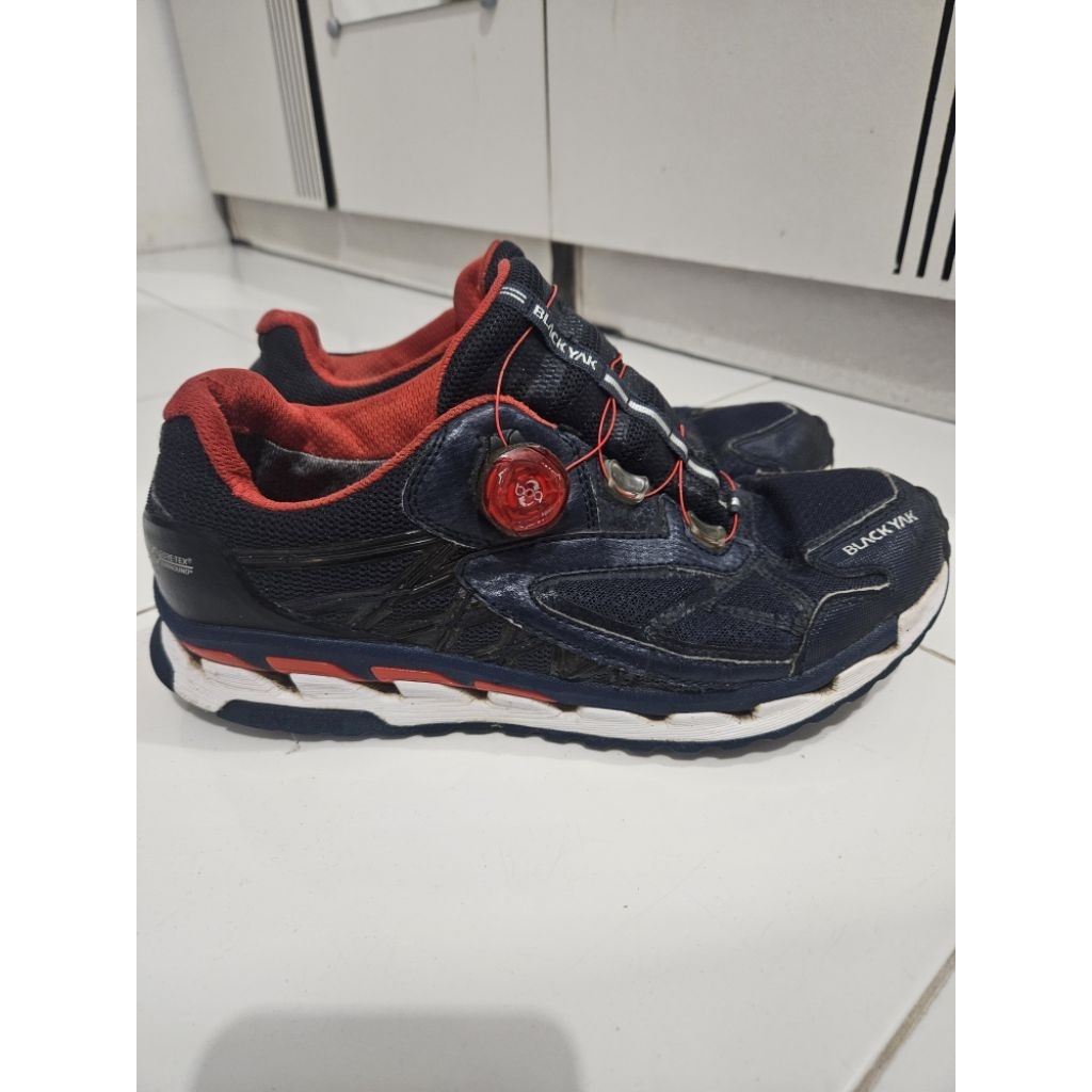 sepatu outdoor trail run by black yak gore-tex