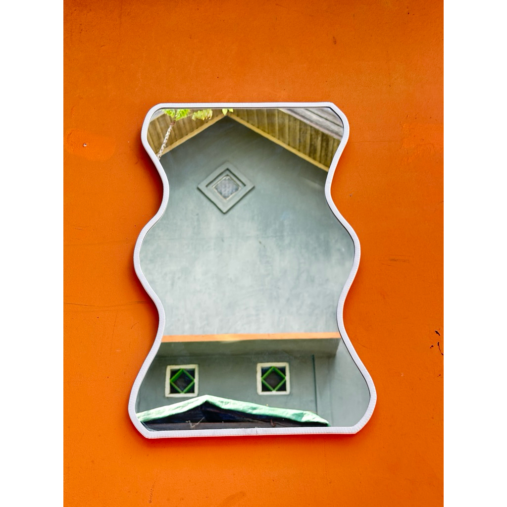 

cermin abstrak les karett stainless/ cermin bentuk kacang /Cermin aestetik