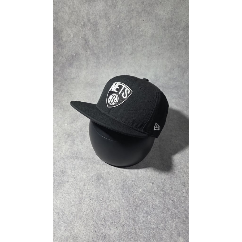 TOPI BROOKLYN NETS LOGO CENTER FITTED HATS BY NEW ERA 59FIFTY