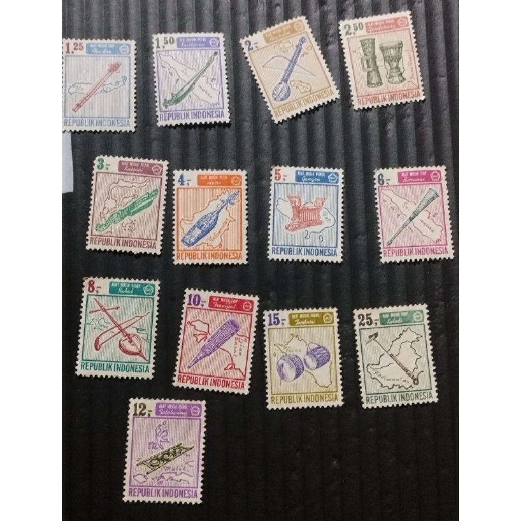 

Prangko Indonesia Alat musik set 13 Pcs