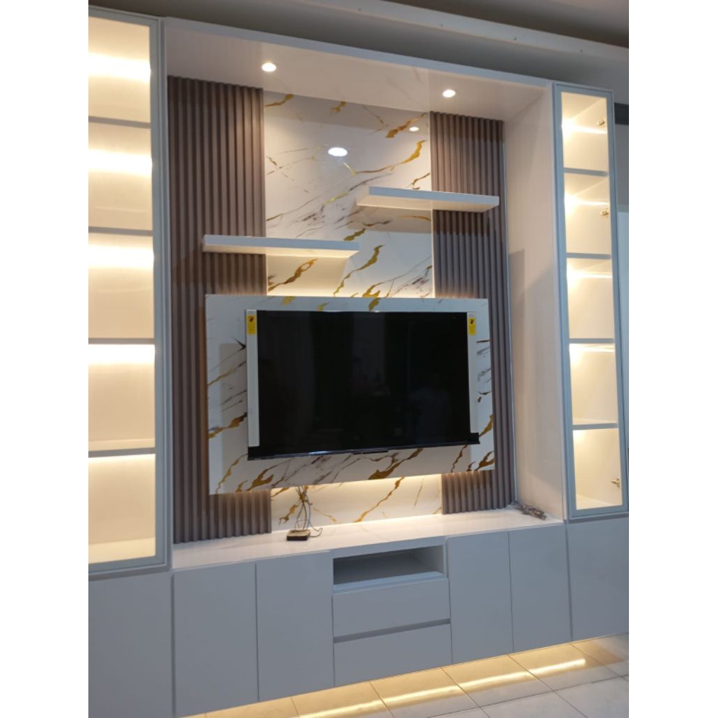 Backdrop TV Aluminium / kabinet hambalan, laci dan pintu / white glossy