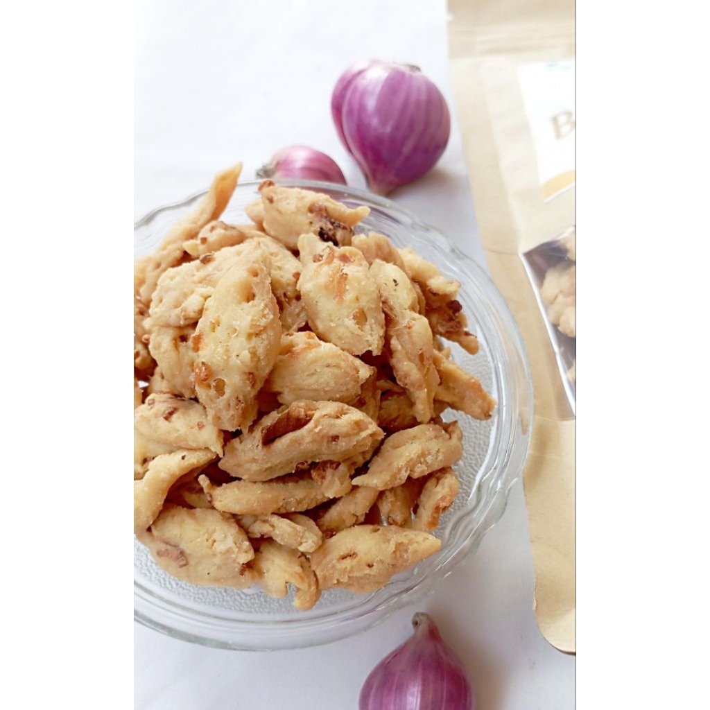 

Kue bawang gunting khas padang