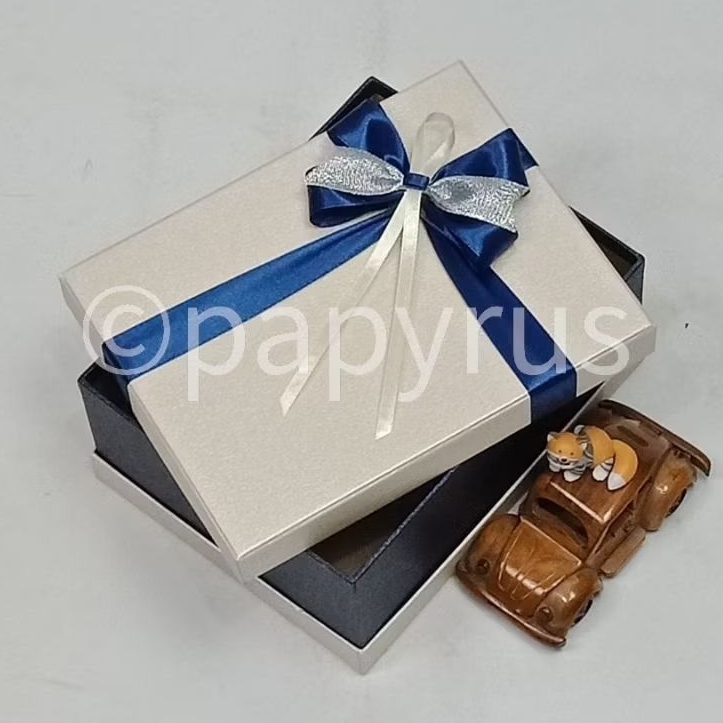 

PAPYRUS Sandwich 17,5x22,5 Tinggi 8cm Kotak Kado Gift Box Hardbox Hampers V3