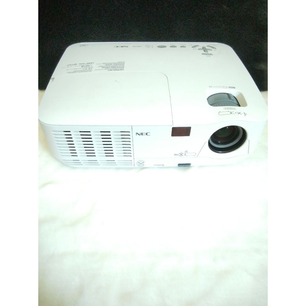 Proyektor NEC NP110 DLP SVGA