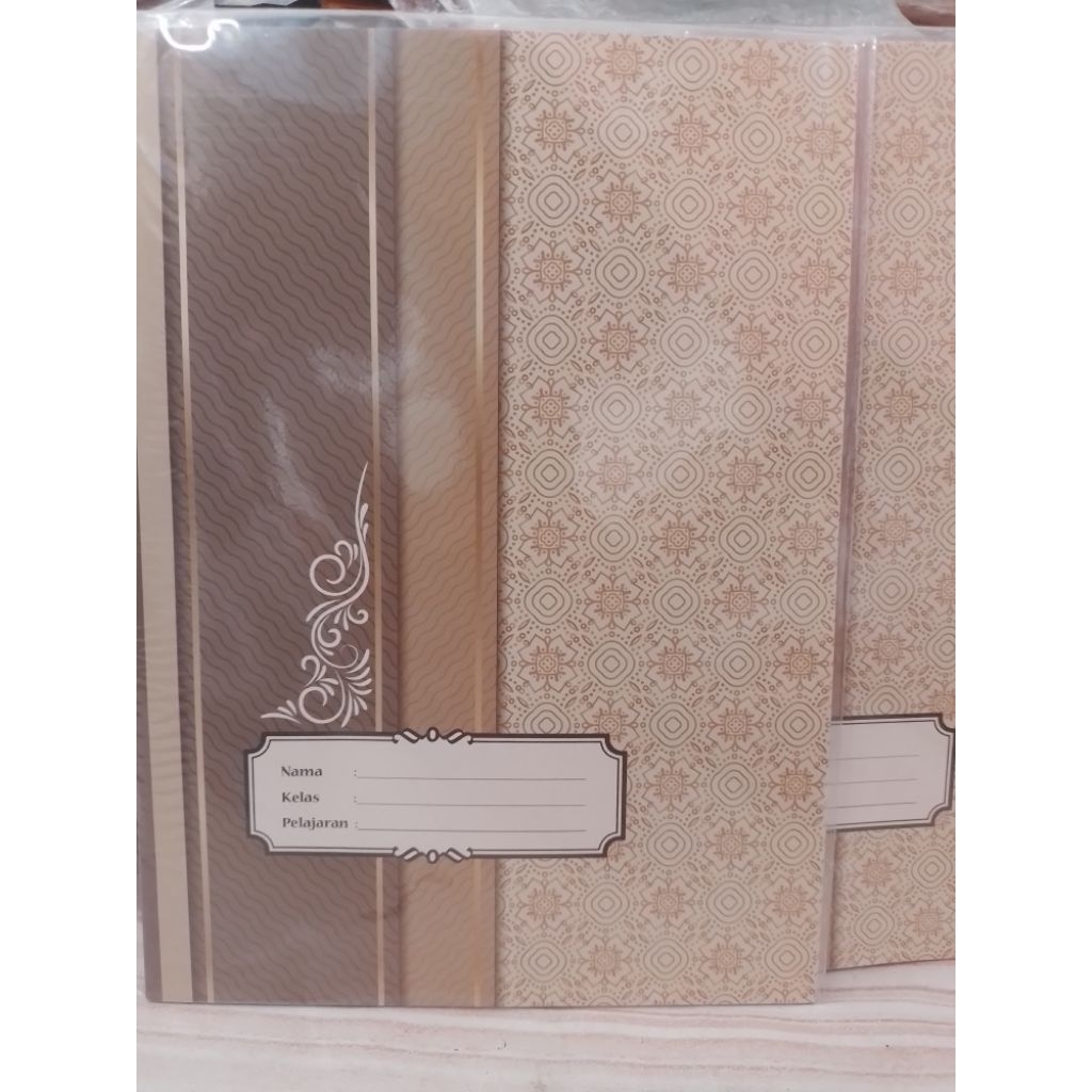 

Sampul Buku Tulis Motif Batik (1 pak isi 20 Lembar) Model Batiknya Dikirim Random Sesuai Stok Yang Ready