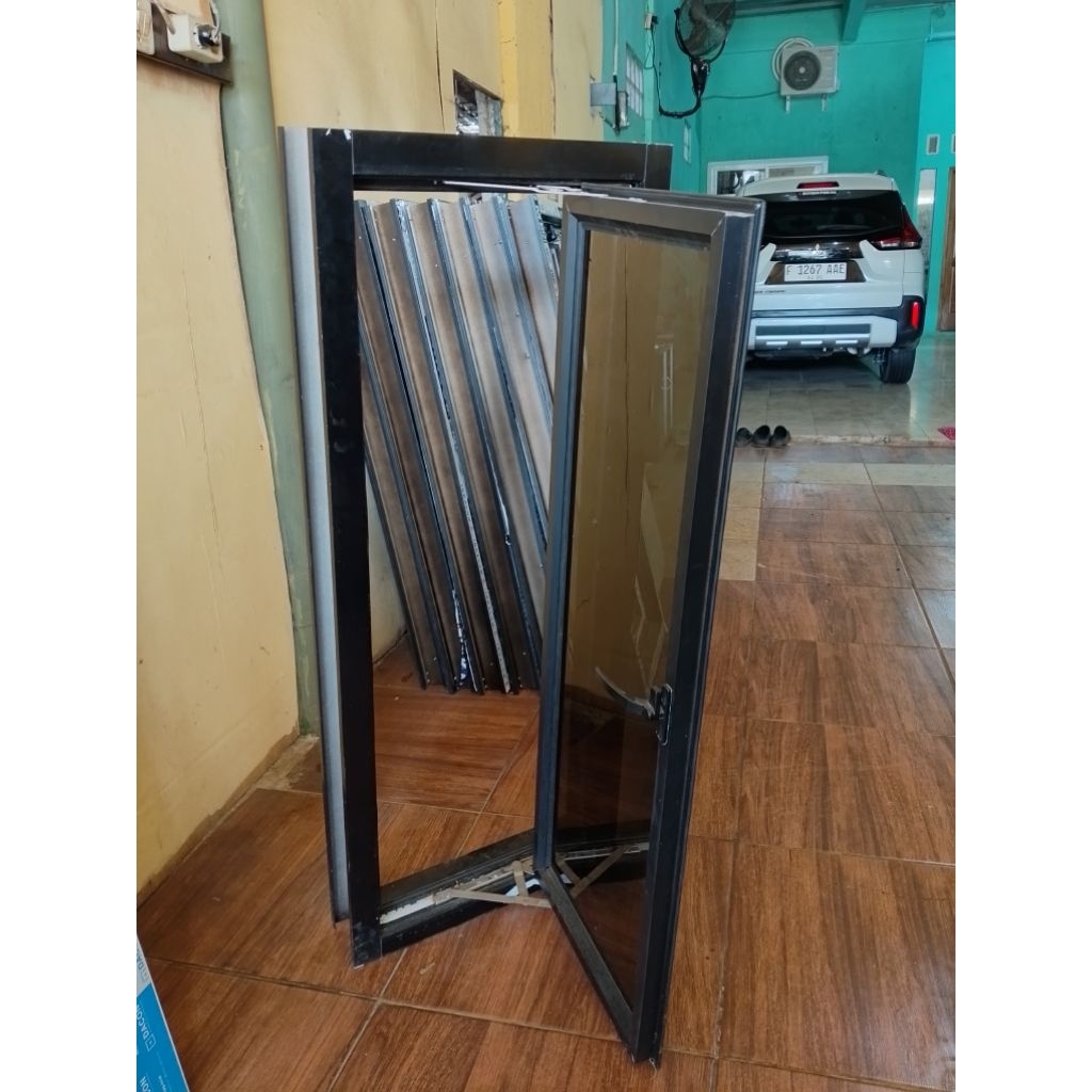 kusen jendela single swing aluminium minimalis