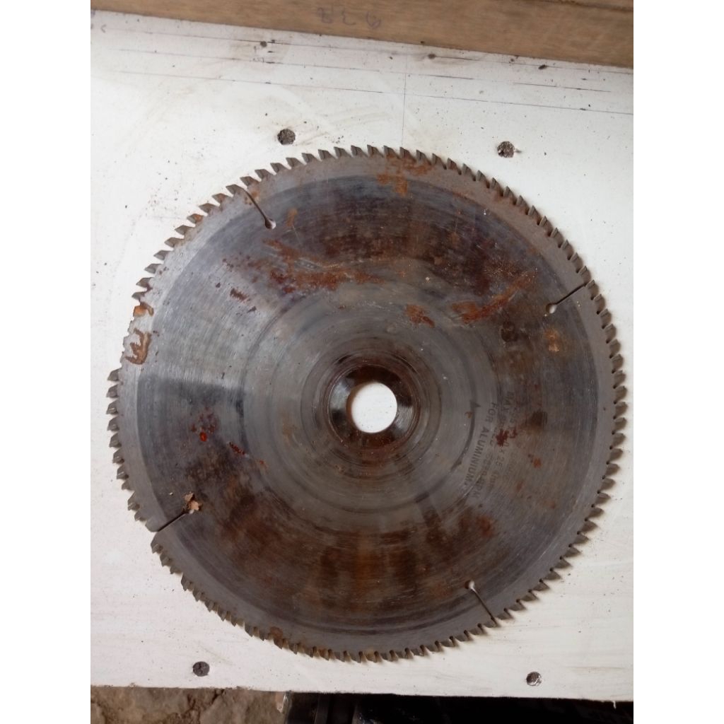 gergaji serkel bekas bahan bilah/pisau