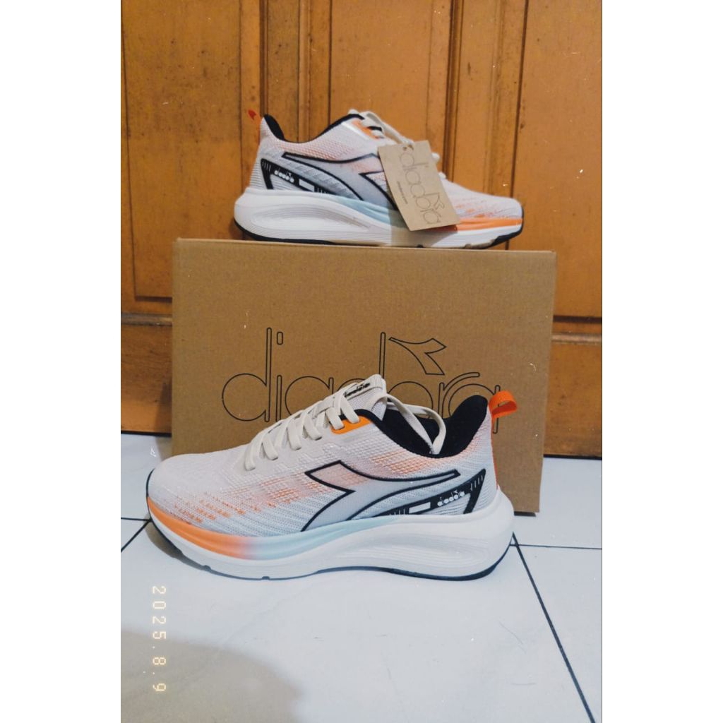 Sepatu Lari wanita putih orange tambahan corak berwarna hitam