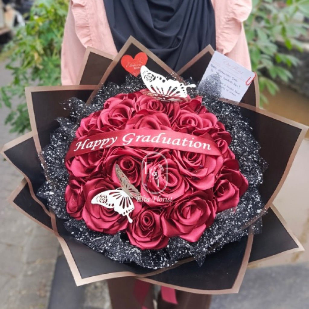 

BUKET BUNGA PITA SATIN GLITER MODEL TERBARU mahkota, tulisan dan kupu Buket Bunga Satin Cantik Tahan Lama – Kado Wisuda, Ulang Tahun, Anniversary, Hadiah Spesial