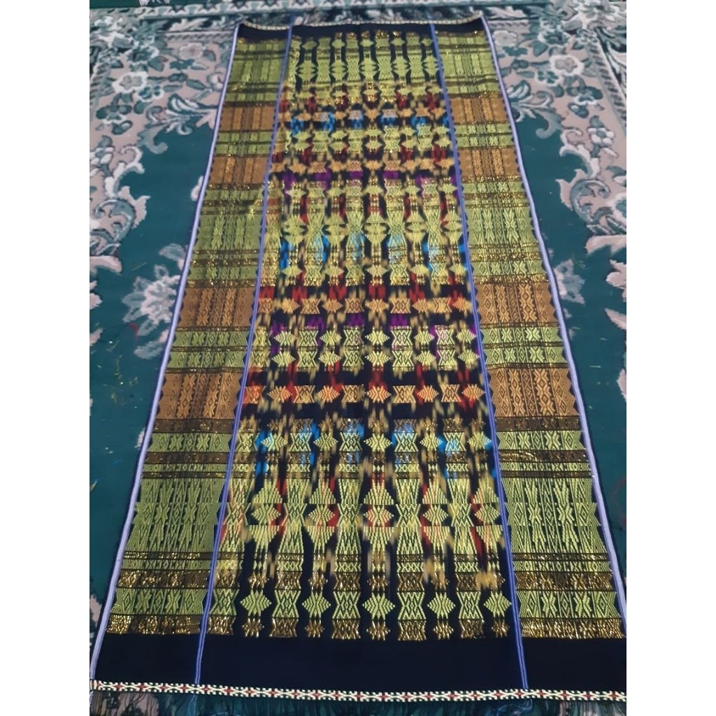 Uis Nipes Hitam Semi Sutra