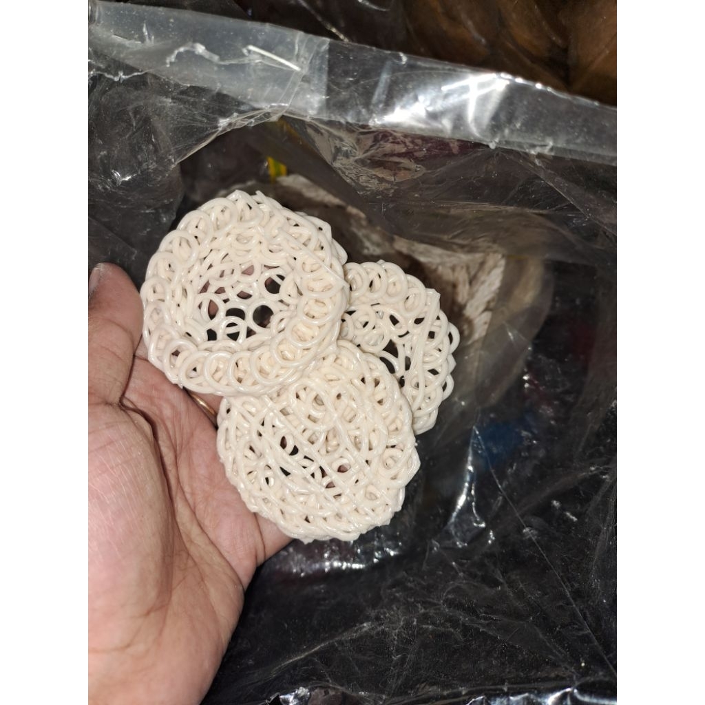 

Krupuk bawang PATAS ecer - Kerupuk bawang/ kerupuk makan/ krecek kerupuk bawang/ Kerupuk mentah rasa bawang