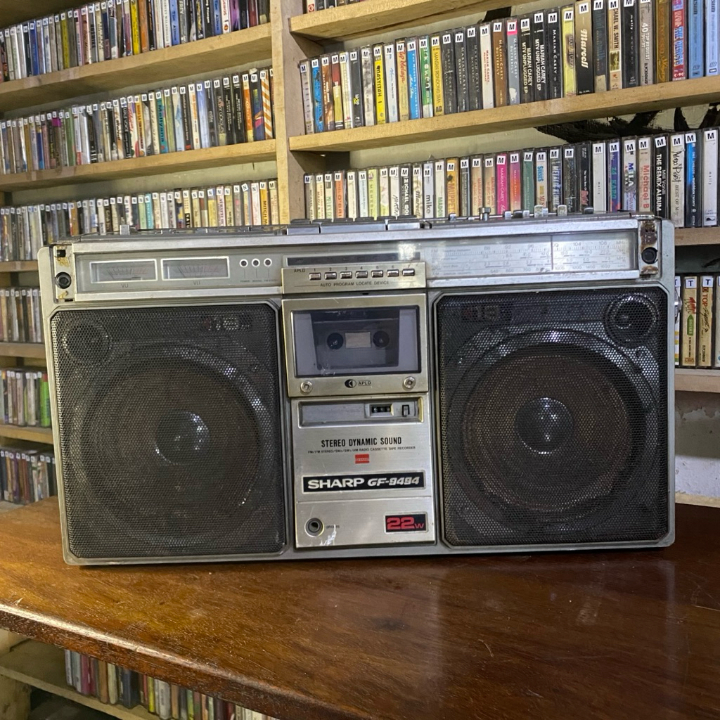Tape Sharp GF-9494 – Boombox Vintage Legendaris, Berfungsi, Cocok untuk Pemakaian atau Pajangan Stud