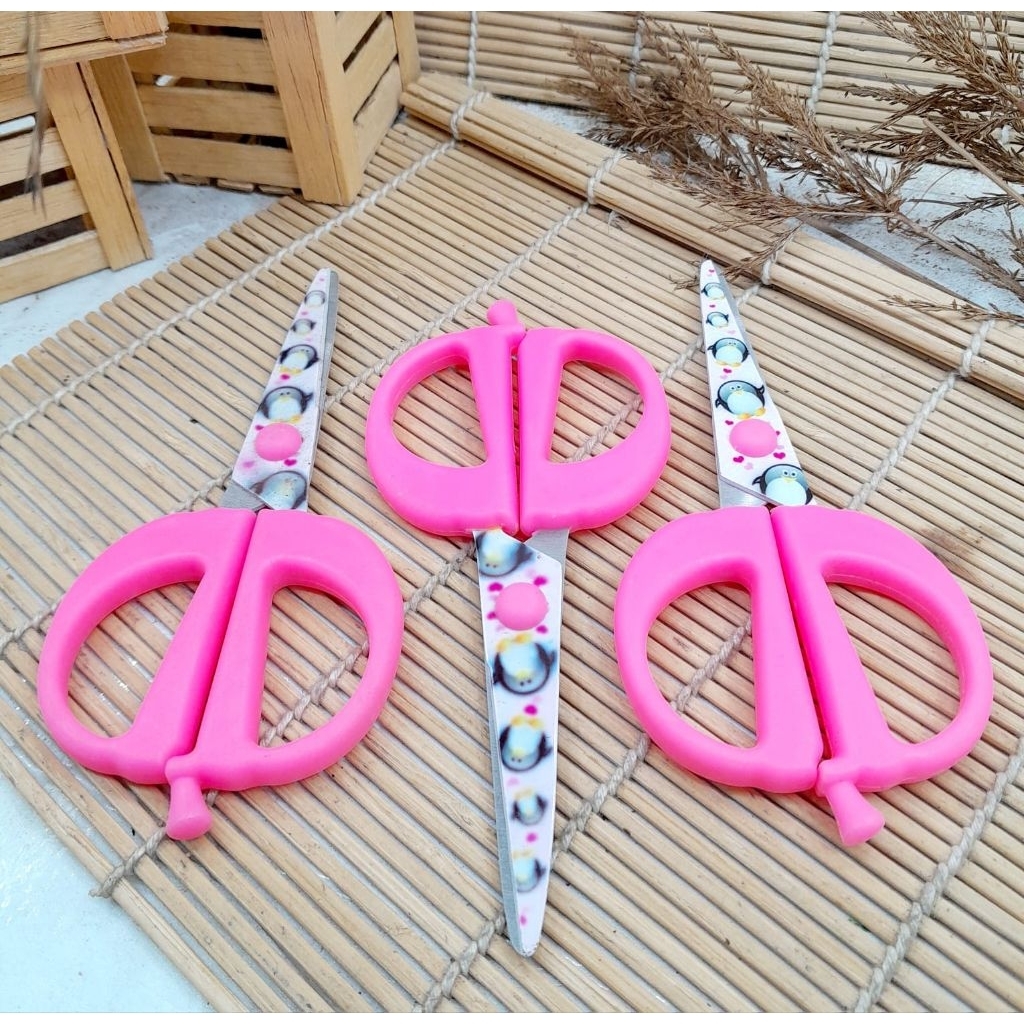 

Gunting Anak Karakter Kecil