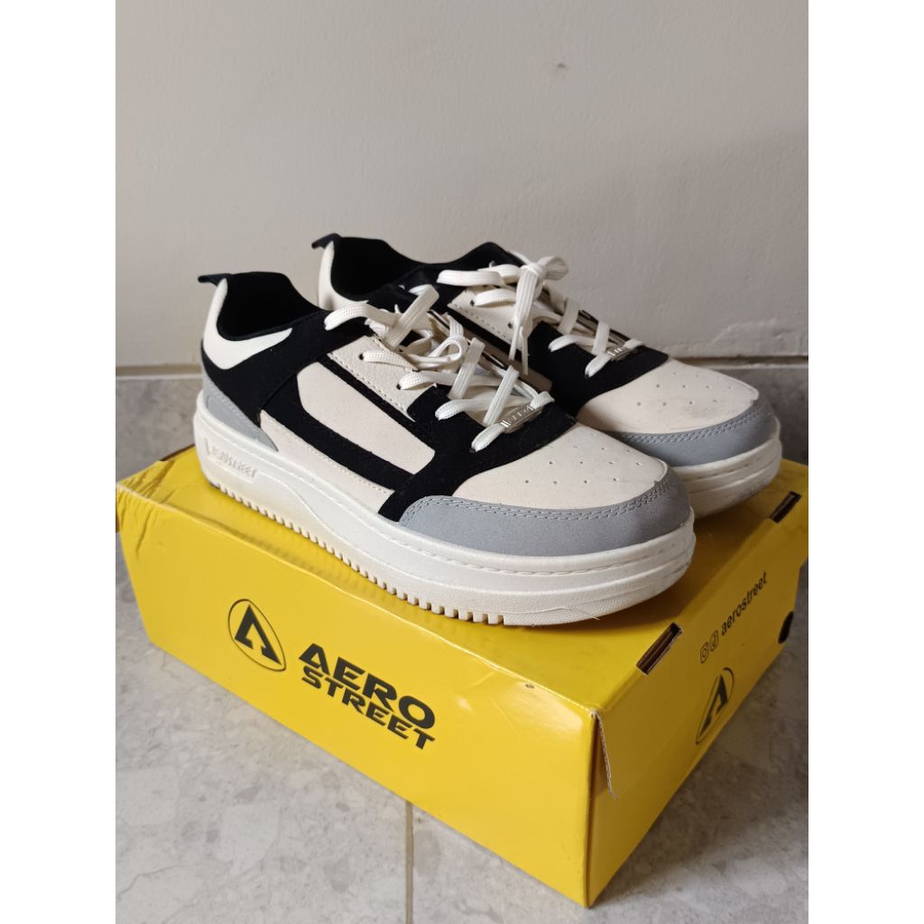 PRELOVED Sepatu Pria Man Shoes Aerostreet Brooklyn Warna Putih Hitam Size 43