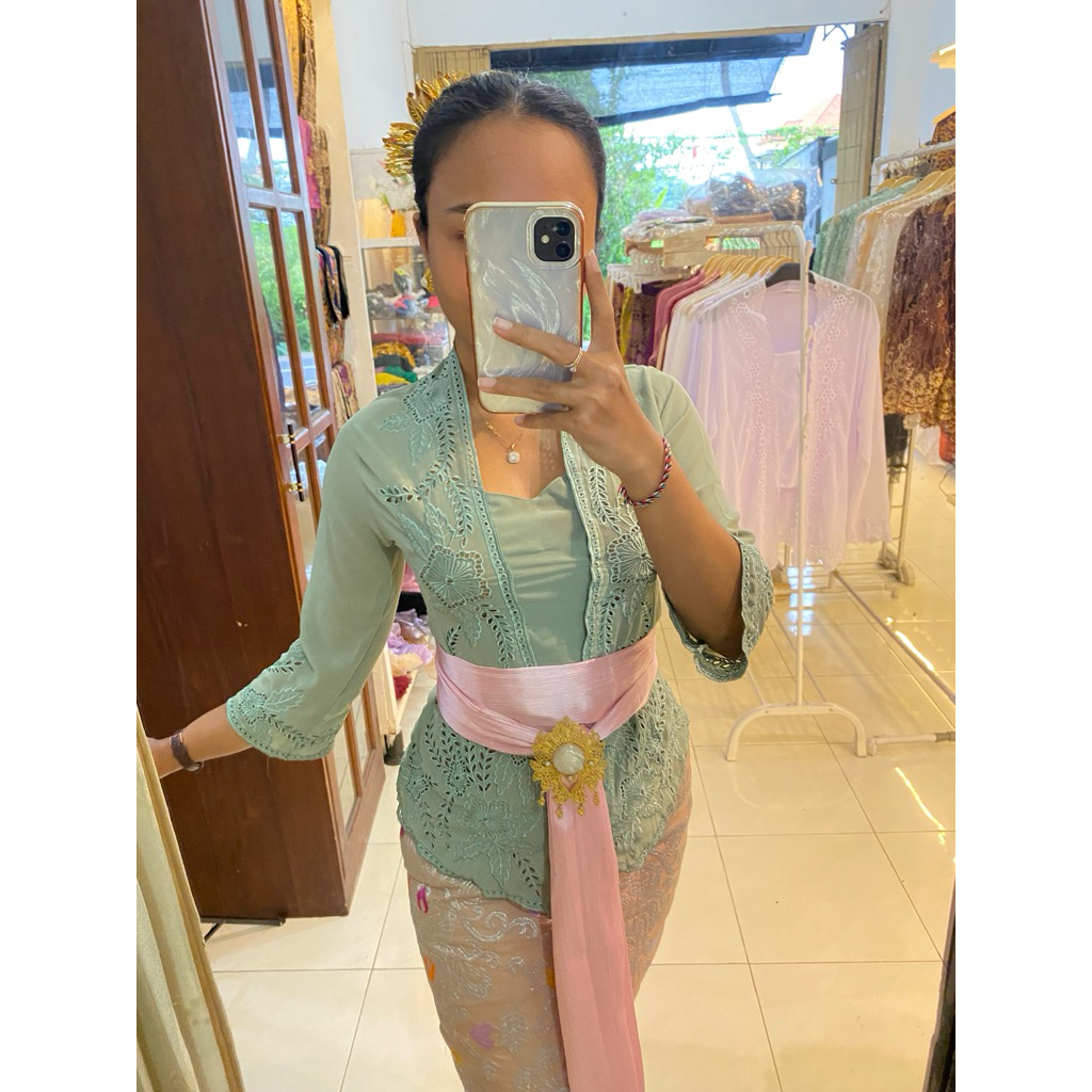 KEBAYA BALI JADI BORDIR LENGAN LONCENG