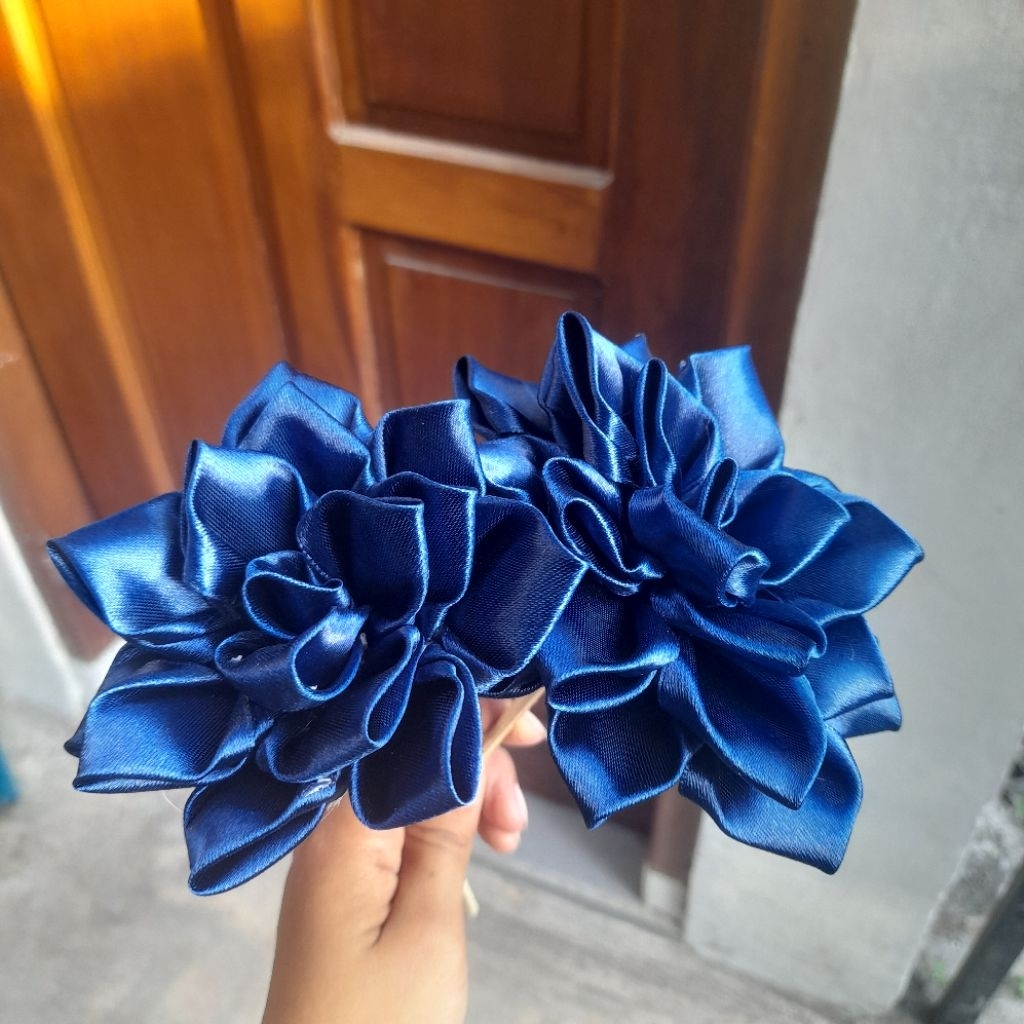 

Bunga dahlia satuan pita satin bouquet