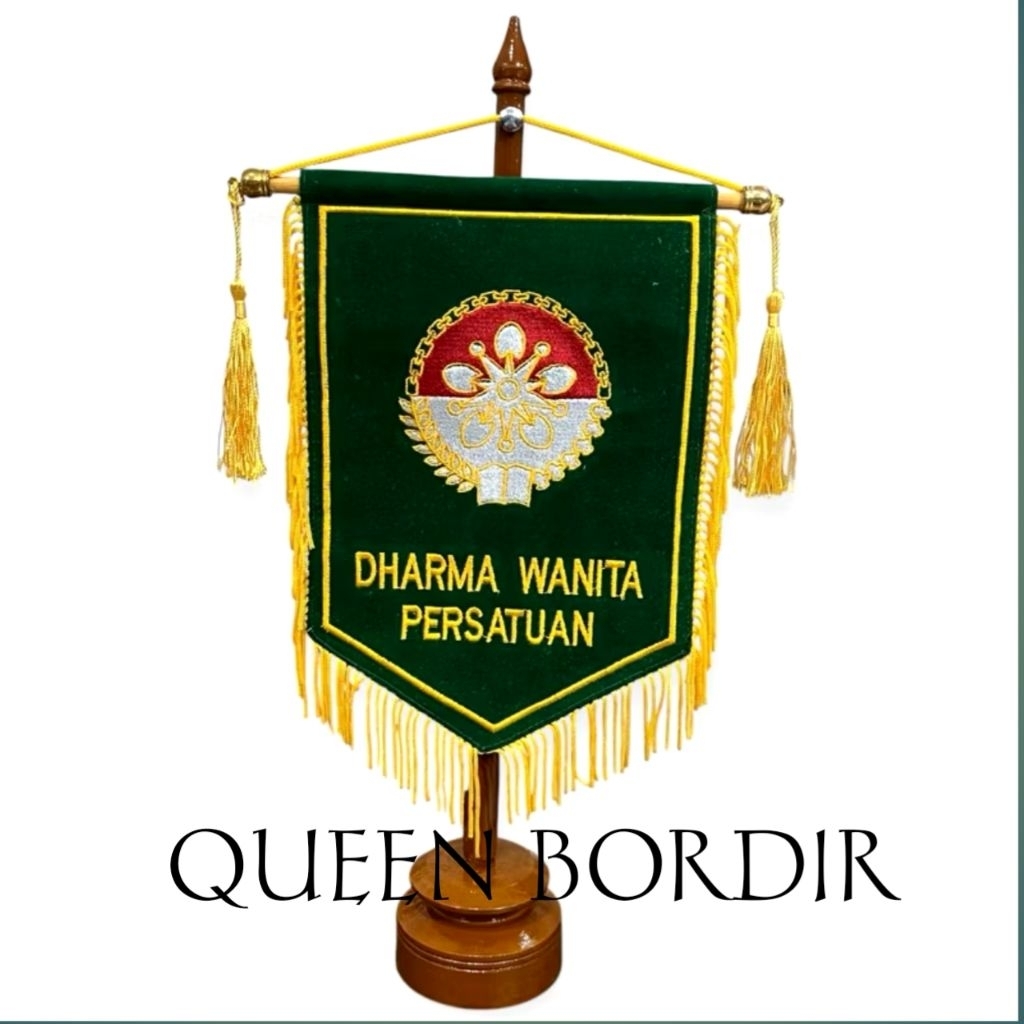 

BENDERA MEJA VANDEL DHARMA WANITA PERSATUAN SATU SET TIANG KAYU BAHAN BLUDRU TERBAIK