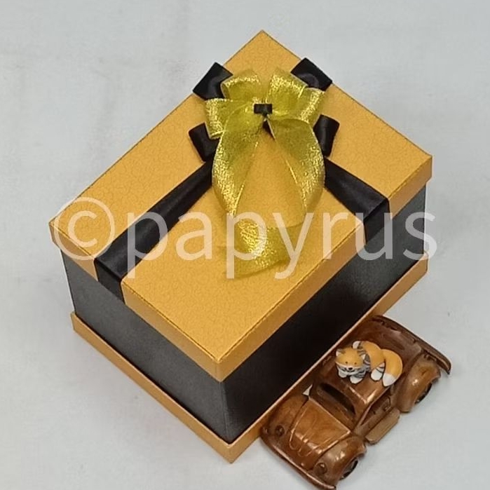 

PAPYRUS Sandwich 15x20 Tinggi 15cm Kotak Kado Gift Box Hardbox Hampers V1
