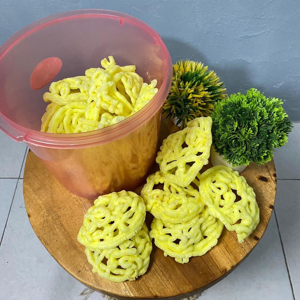 

KERUPUK UKER KUNING RASA BAWANG Krupuk Bentuk Mie Enak Gurih Kuning Keriting Renyah dapat 2 Toples