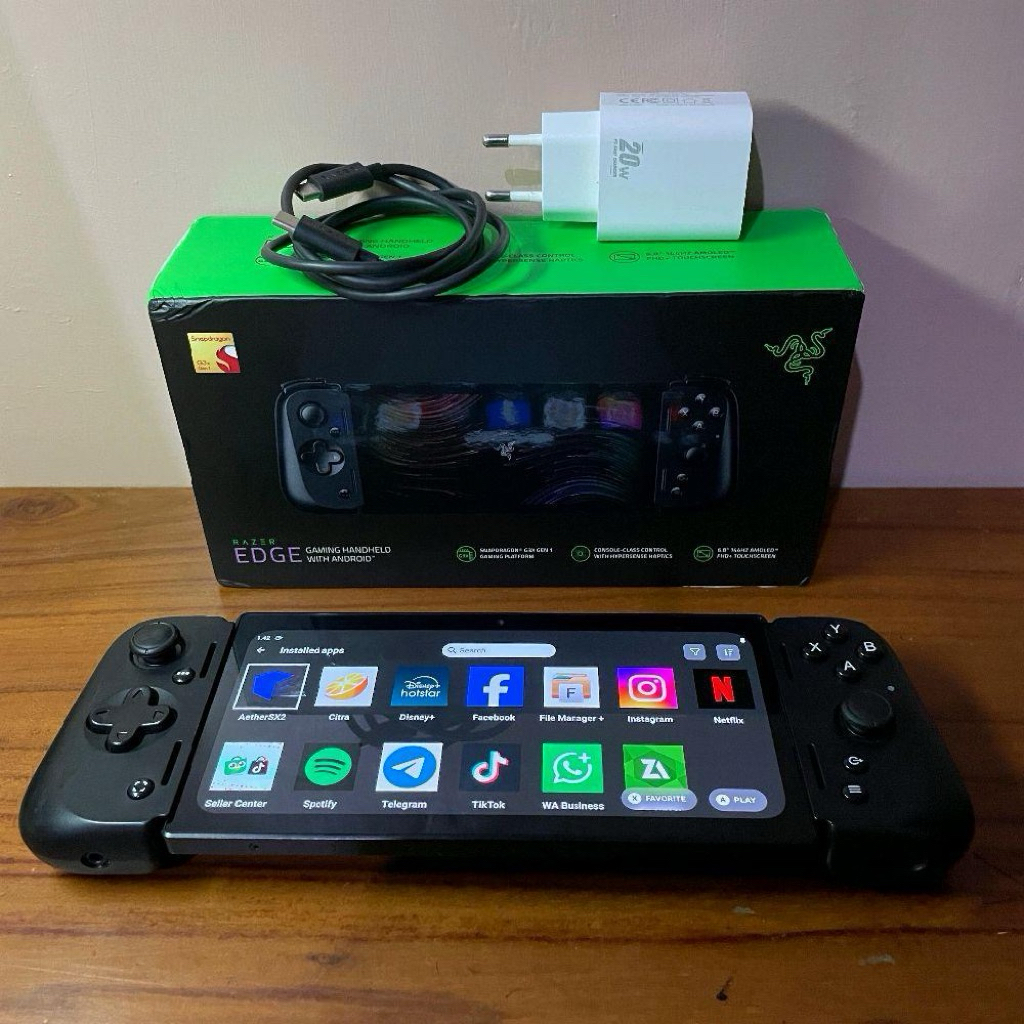 Razer Edge Gaming Tablet & Kishi V2 Pro Controller with mmc sandisk ultra 256gb