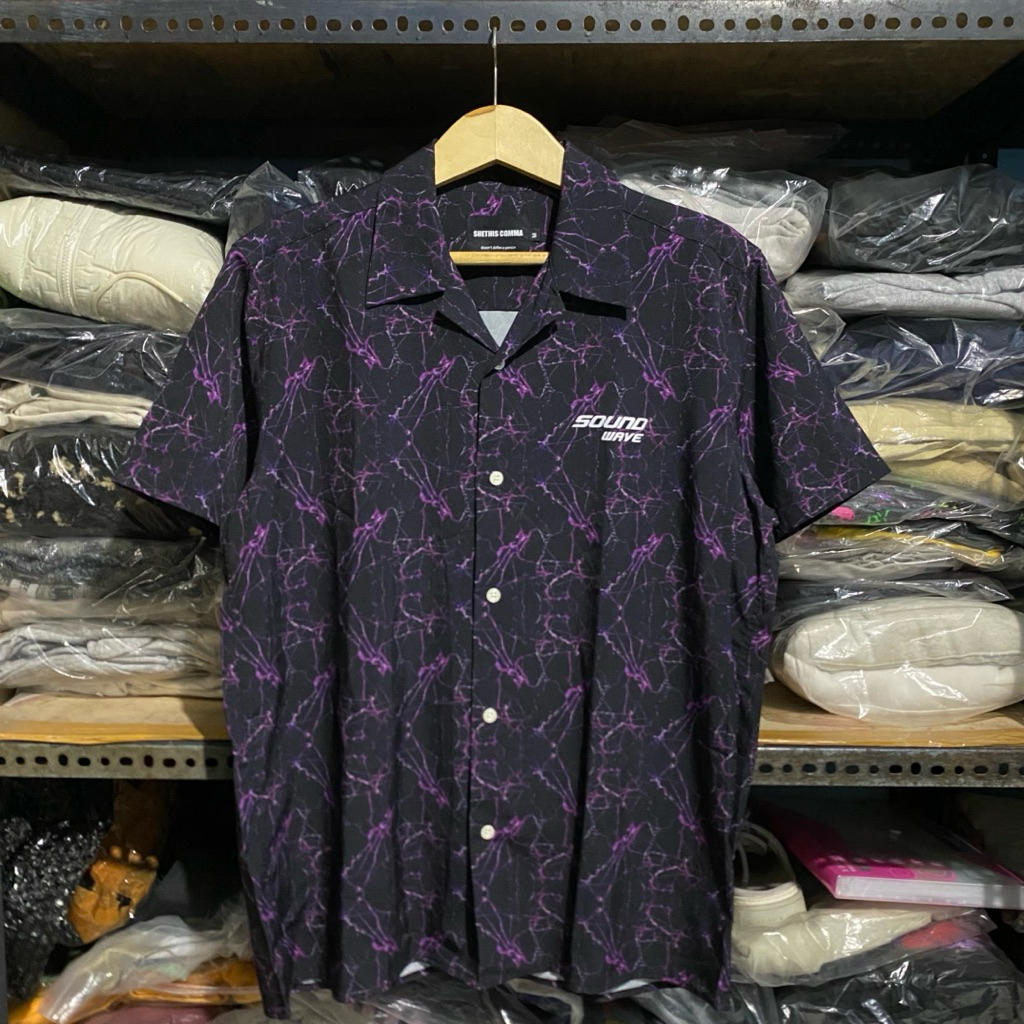 Shethis Comma Sound Wave S/S Shirt Hitam/Ungu Size M 70x57