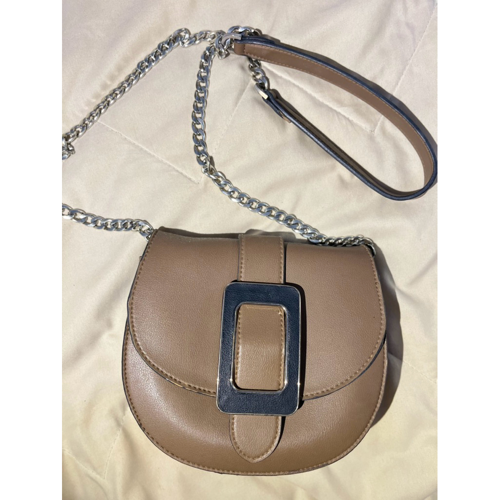 Tas Selempang Wanita Les Catino – Sling Bag Coklat Mocha dengan Rantai & Buckle Elegan
