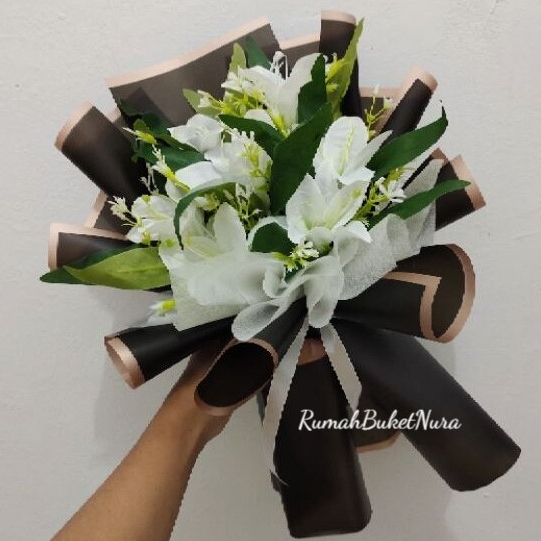 BUKET BUNGA LILY ARTIFICIAL / BUCKET UNTUK HADIAH ULANGTAHUN WISUDA ANNIVERSARY CEWEK COWOK / BUKET 