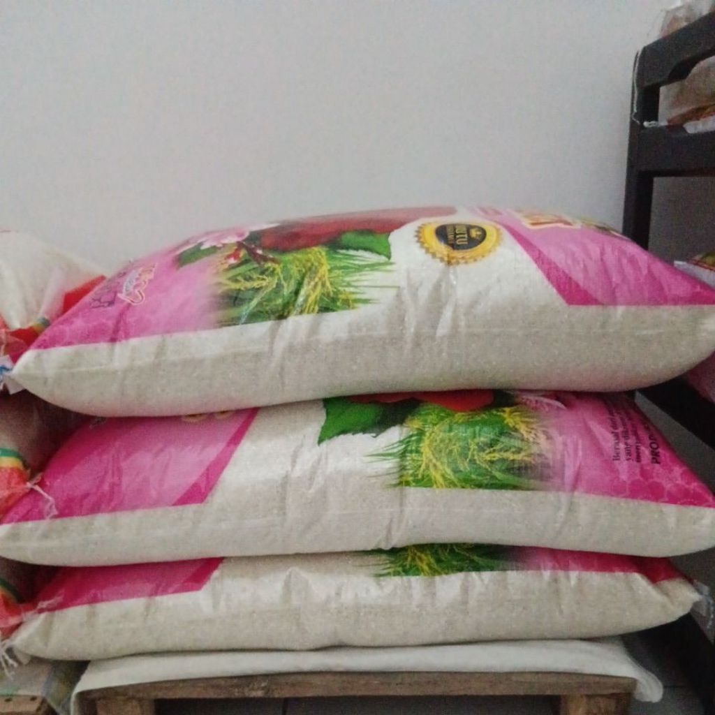 

Beras utuh kemasan 25 kg