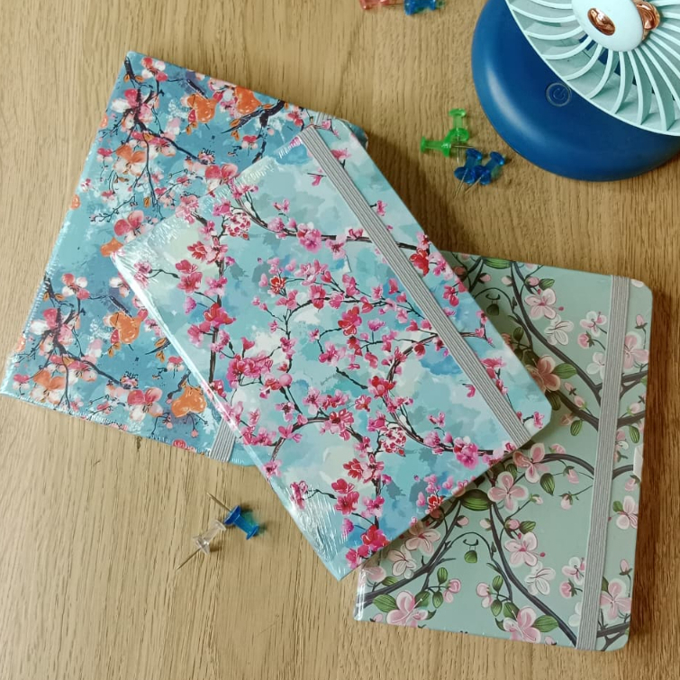 

NOTEBOOK A6 BUKU CATATAN MOTIF BUNGA SAKURA AGENDA A6 XQ-23 SAKURA[2006035]