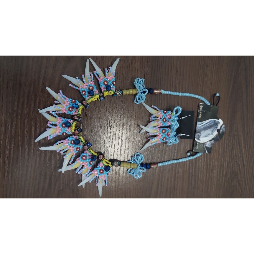 Set Kalung dan Anting Taring khas Dayak Biru