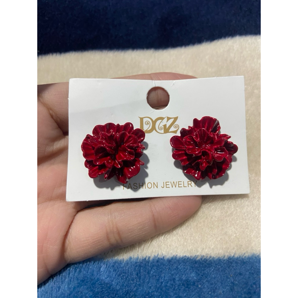 anting bunga merah casual