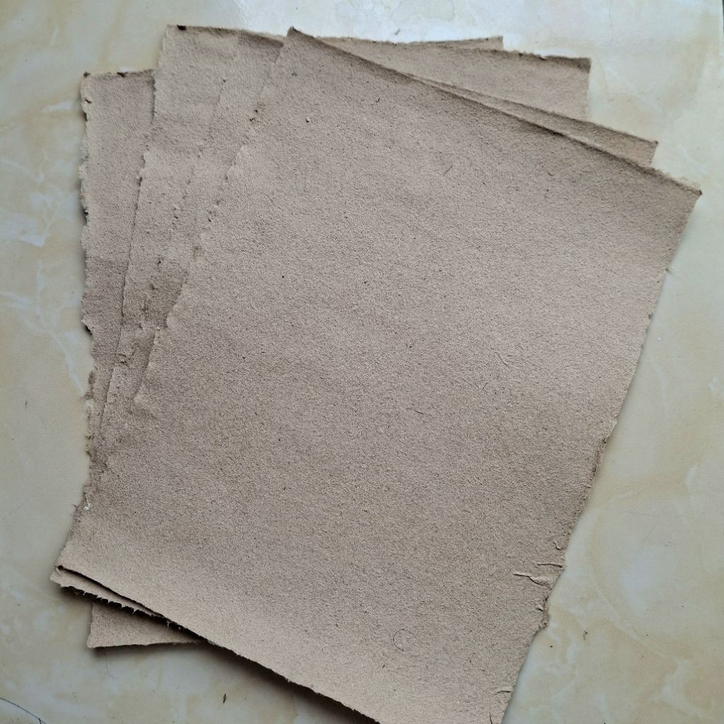 

Kertas Daur Ulang Handmade Coklat 15x15cm