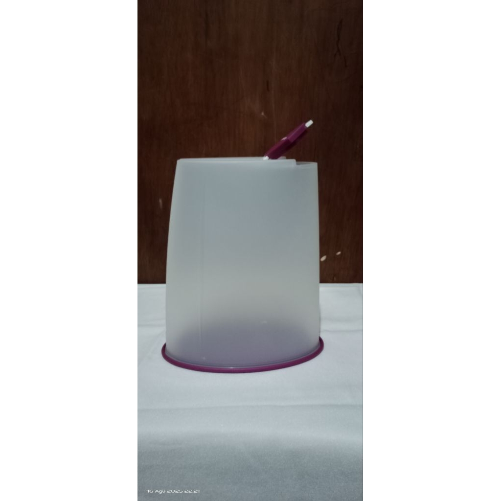 Tupperware canister ukuran 2,5L