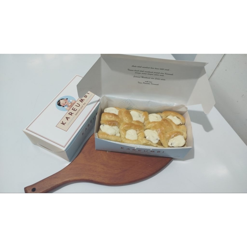 

Roti Sobek Pisang Kareumbi Isi 8 – Isian Pisang Manis Krim Keju Lumer & Taburan Keju Parut Lembut