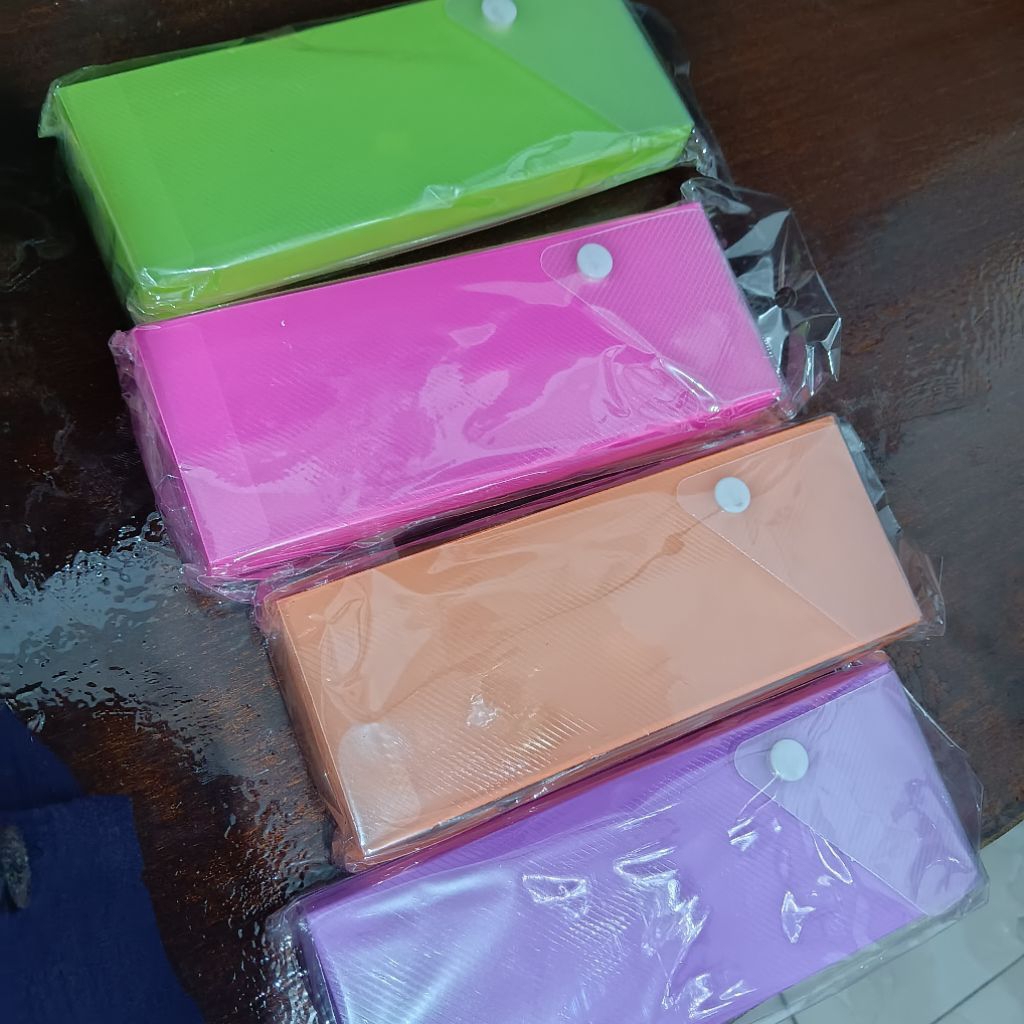 

tepak pensil dan bolpoin benik