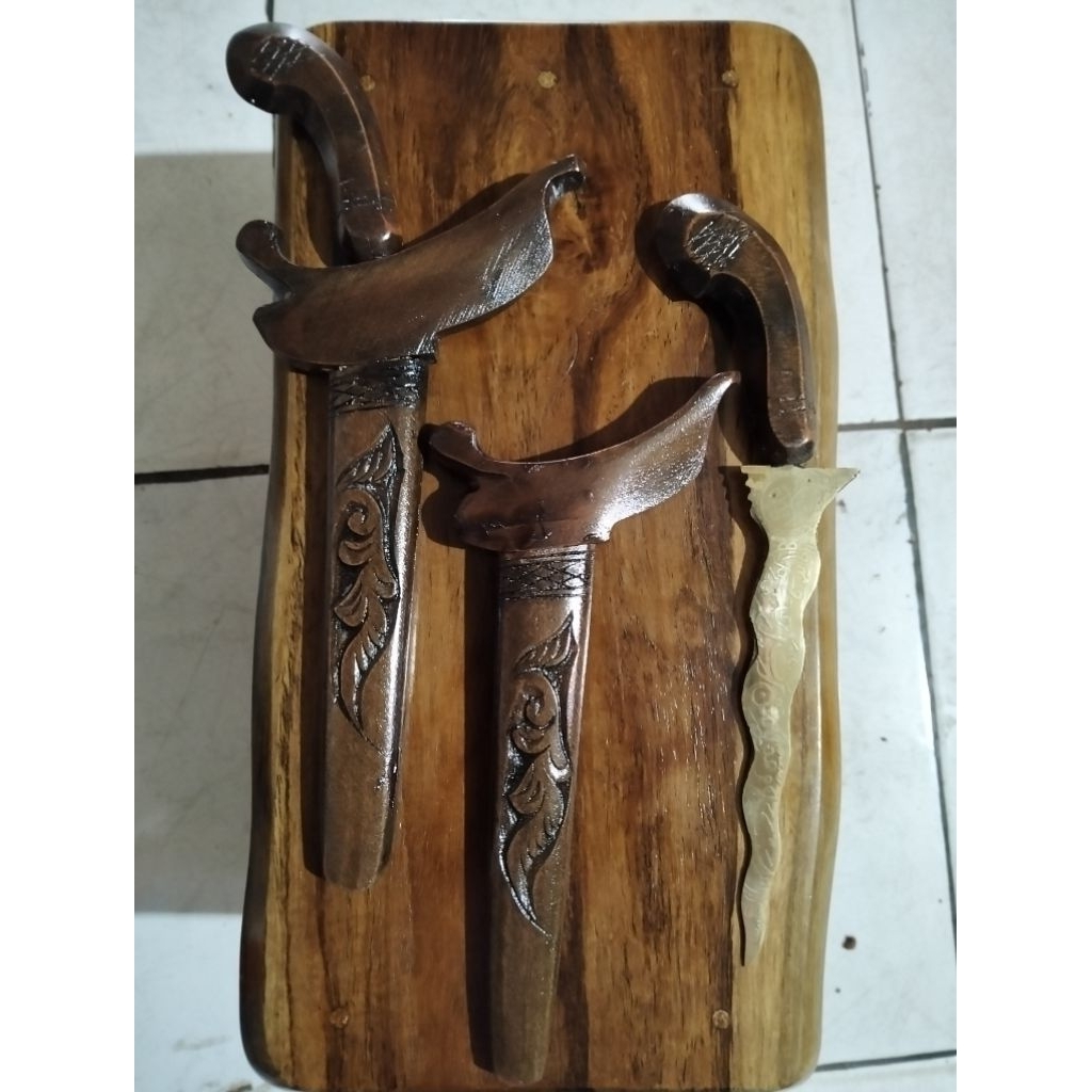 keris Kuningan kayu mala variasi ukir bunga