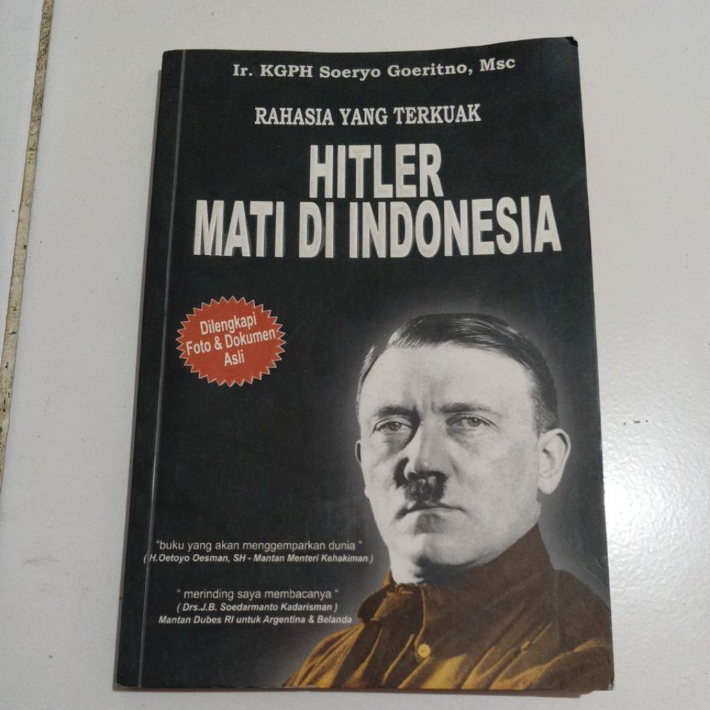 Buku biografi rahasia yang terkuak Hitler mati di Indonesia