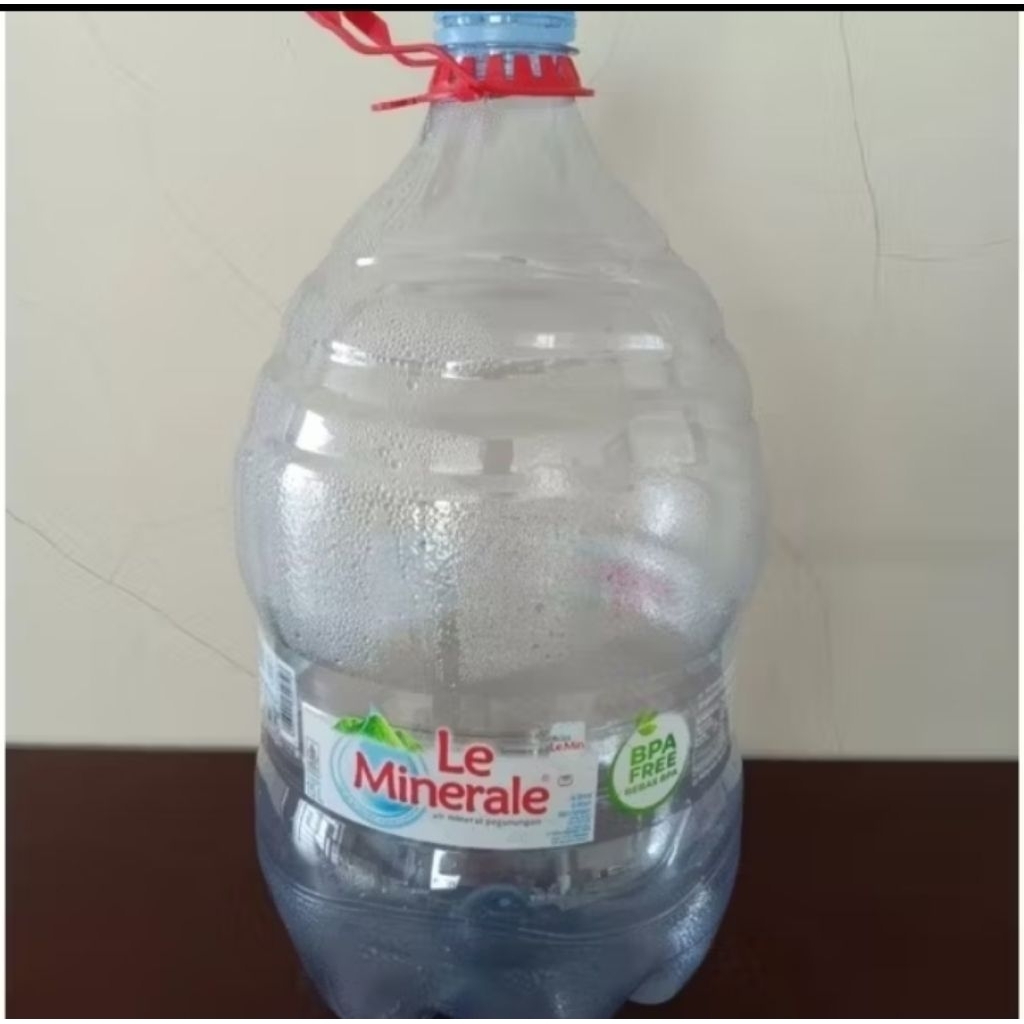 

Galon Kosong/Bekas + Tutup Le Mineral 15 Liter Pemakaian Pribadi Sudah Bersih Bukan Hasil Mulung