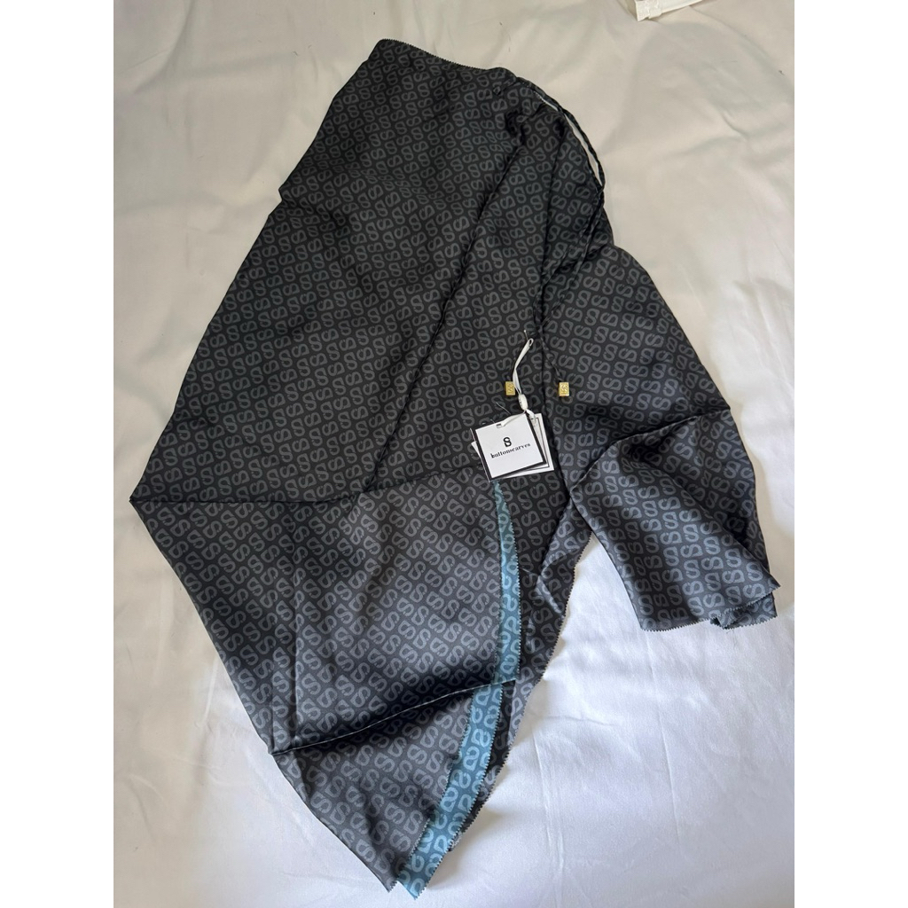 As Is item Tapis Slip On Warehouse Sale Buttonscarves parfume