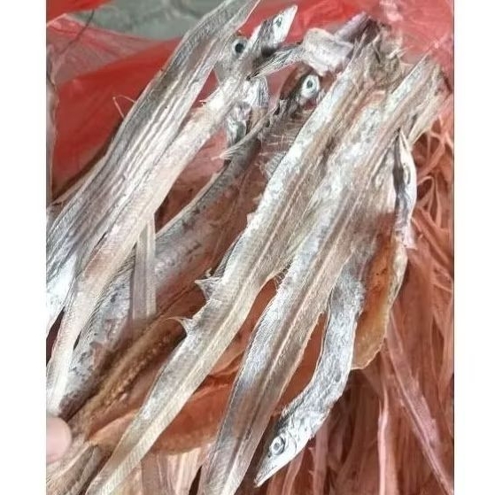 

ikan layur kering tawar,tidak asin bersih dan siap goreng kriuk,cocok dengan sambel sayur Asem,kualitas super 1kg