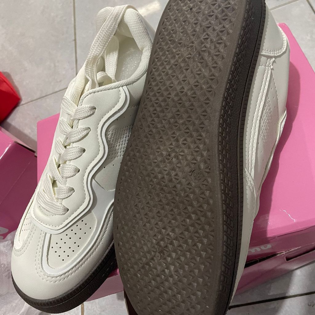 pvn sneaker putih