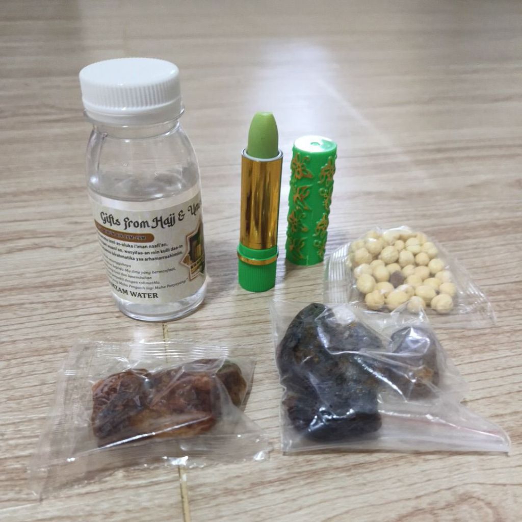 

oleh-oleh umroh dan haji murah kurma zamzam kismis parfum lipstik arab