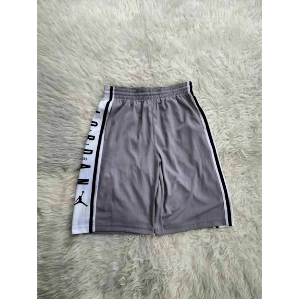 Celana pendek Jordan original.