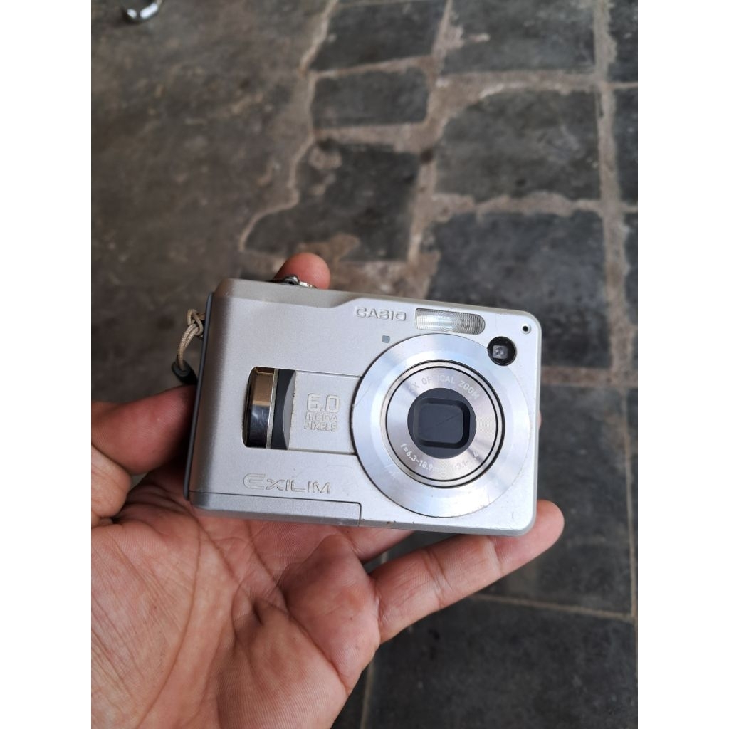 Kamera digital Casio Exilim EX Z110 bahan