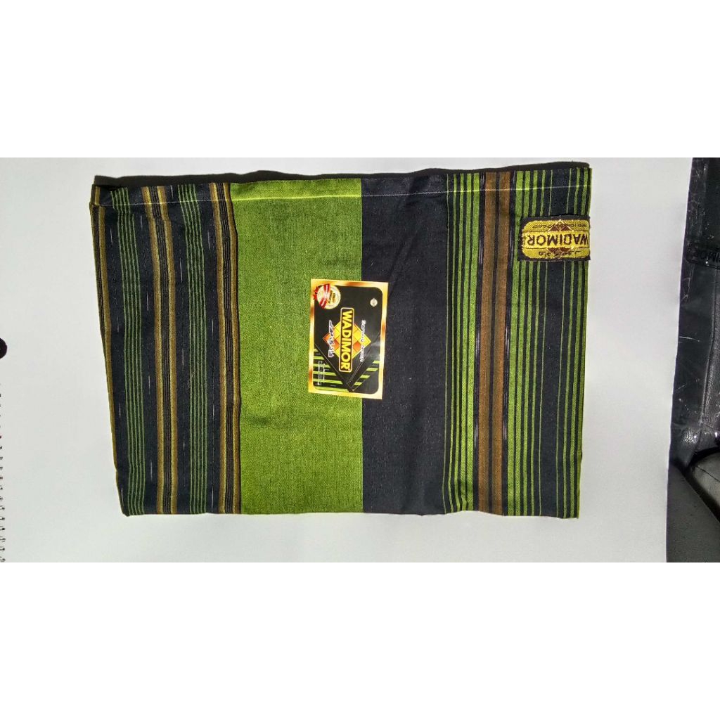 Sarung Tenun Wadimor motif manik manik