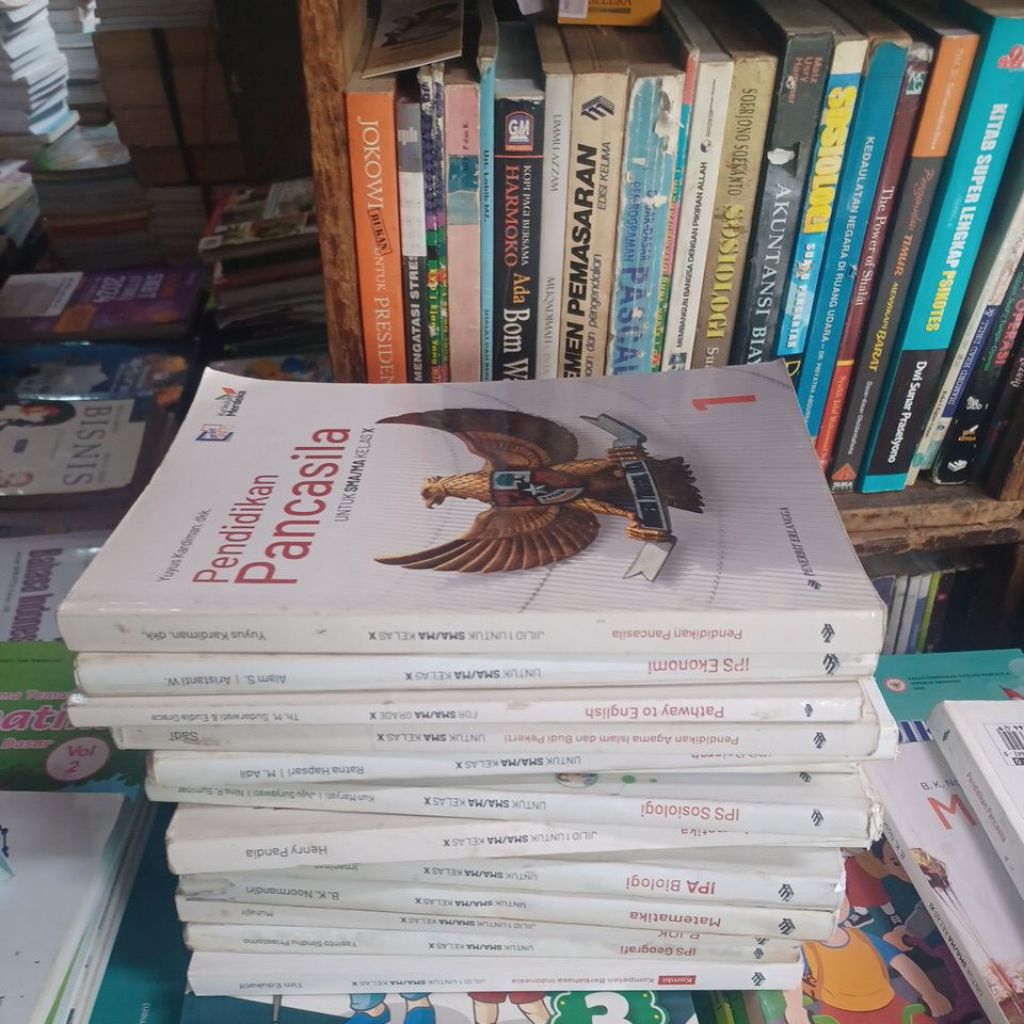 satu paket pelajaran sma kelas 10 Fisika Biologi Matematika Kimia Sosiologi Sejarah Ekonomi Pjok Bah