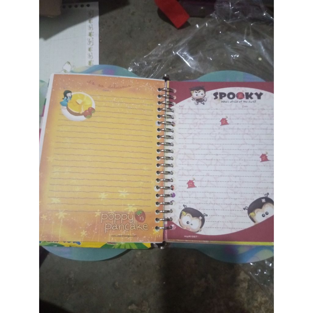 

PRELOVED BINDER A5 LOOSE LEAF BESERTA KOLEKSI KERTAS JADUL